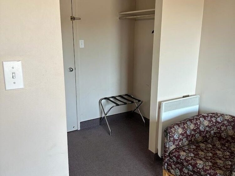 Bear S Den Lounge And Motel