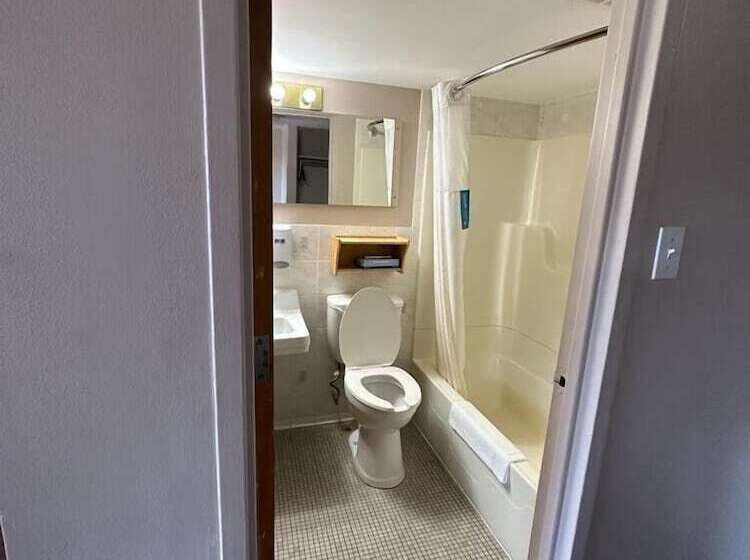 Bear S Den Lounge And Motel