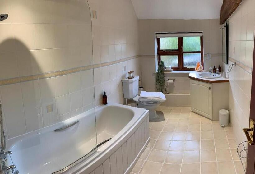 مبيت وإفطار The Byre