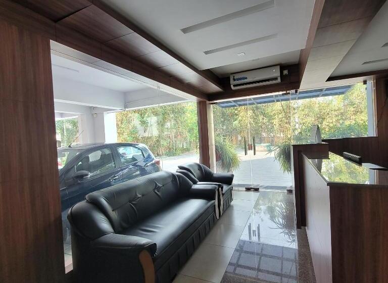 ホテル Four Squares Inn, Technopark Phase 3