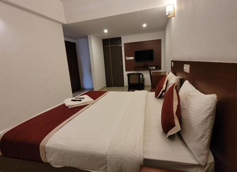 ホテル Four Squares Inn, Technopark Phase 3