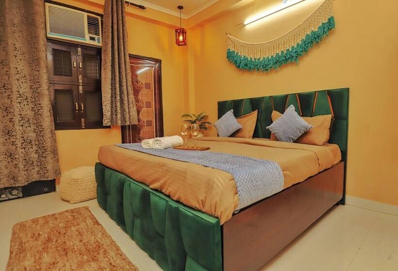 ホテル Roomshala 035 Premium Inn Noida Sec 15