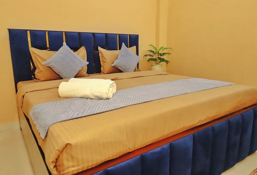 ホテル Roomshala 035 Premium Inn Noida Sec 15