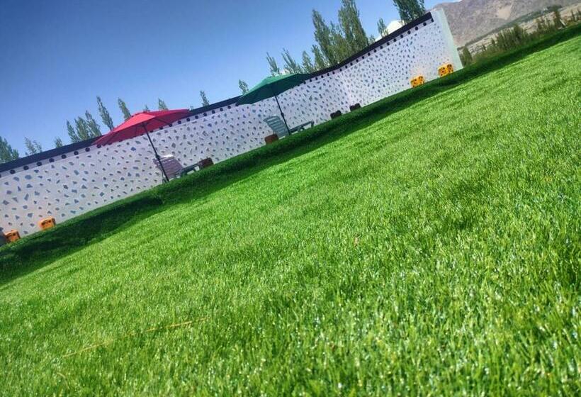 ホテル The Royal Maryul Banquet Hall , Restaurant & Resort Leh