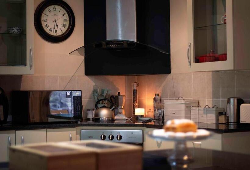 민박 Mind Body Soul Guesthouse On Featherbrooke Estate, Krugersdorp, South Africa