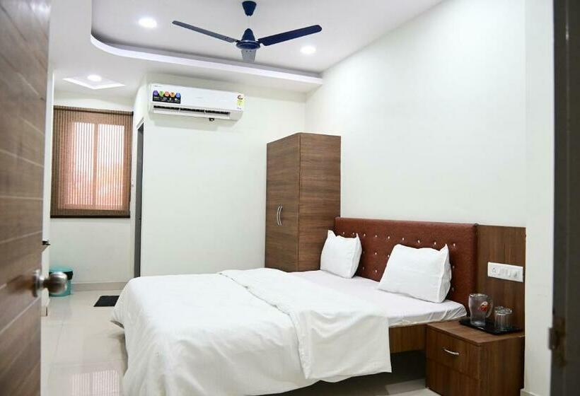 Отель The Lalit  And Restaurant, Bhopal