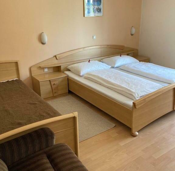 مبيت وإفطار Gasthof Zum Goldenen Löwen   Nebenhaus