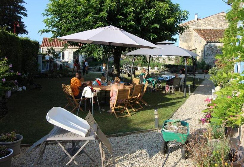 住宿加早餐  La Charentaise Des Lilas