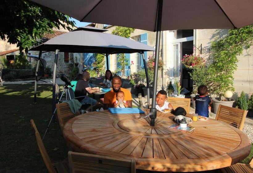 住宿加早餐  La Charentaise Des Lilas