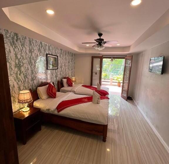 בית מלון כפרי Golden Lotus Namkhan River View