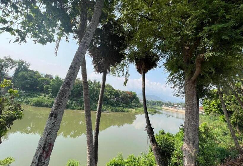 ホテル Golden Lotus Namkhan River View