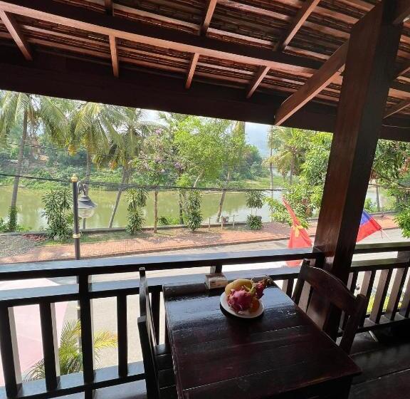 בית מלון כפרי Golden Lotus Namkhan River View