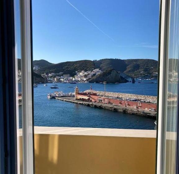 ペンション Al Mari Suites