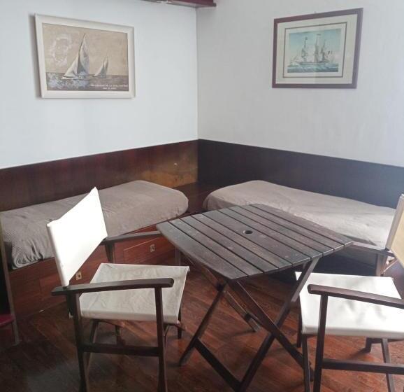 ペンション Al Mari Suites