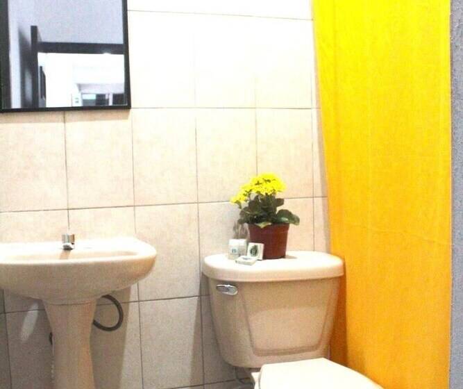 פנסיון Room In Guest Room   Standard Queen Room Two Beds N01