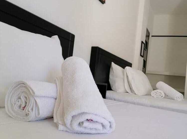 פנסיון Room In Guest Room   Standard Queen Room Two Beds N01