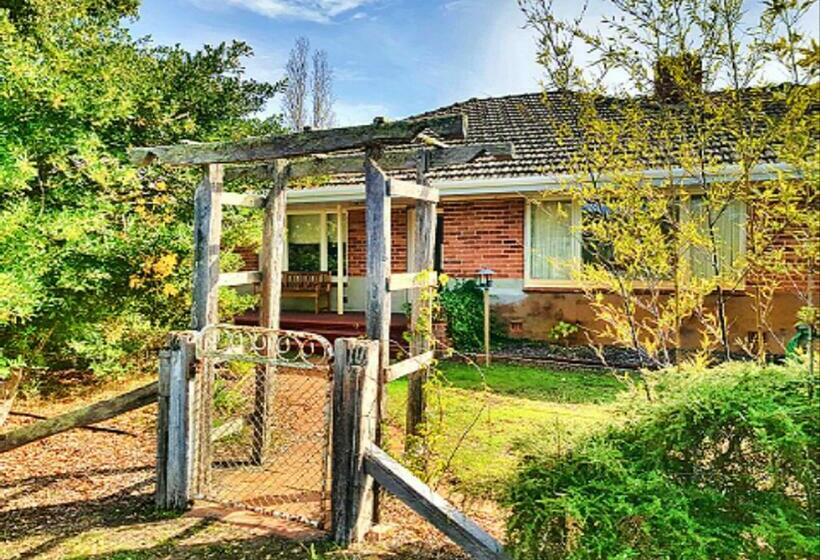 호스텔 Warradale Lodge And Mini Golf