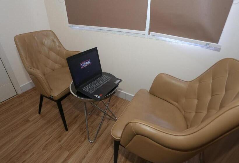 ホテル Aurora Rooms @ Apartemen Patraland Urbano