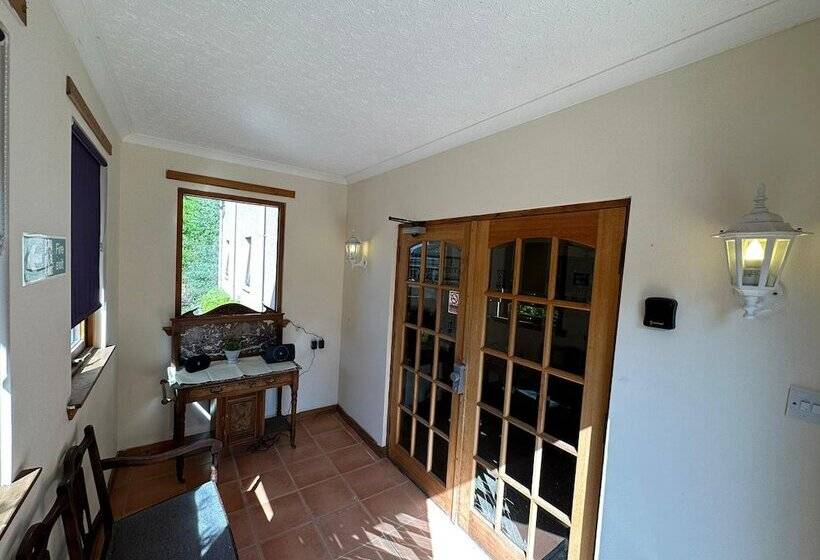 Отель Oyo Mackay S Travel Lodge