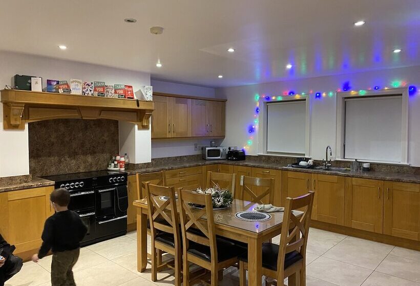 Отель Rostrevor Valley House  Mountainside Hot Tub View