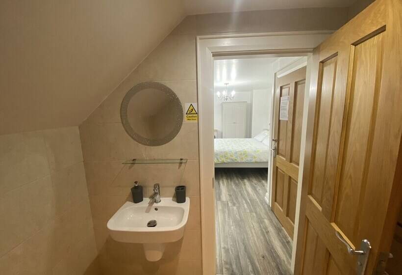 Отель Rostrevor Valley House  Mountainside Hot Tub View