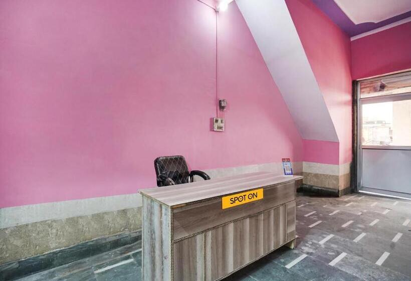 ホテル Spot On 81374 Blue Moon