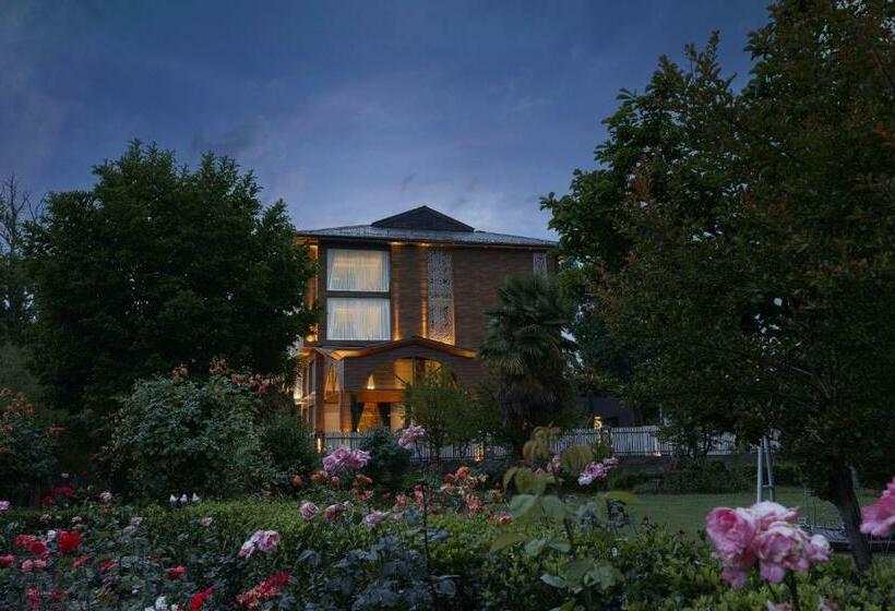 בית מלון כפרי Welcomheritage Grand, Srinagar