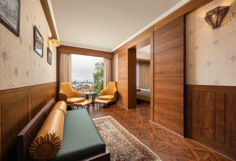 Hotel Welcomheritage Grand, Srinagar