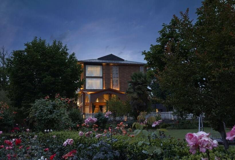 Hotel Welcomheritage Grand, Srinagar