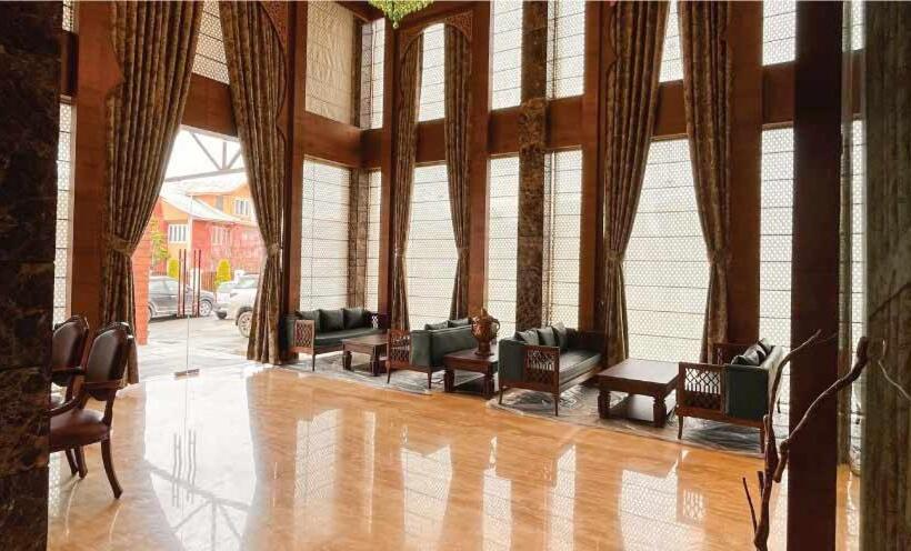 Hotel Welcomheritage Grand, Srinagar