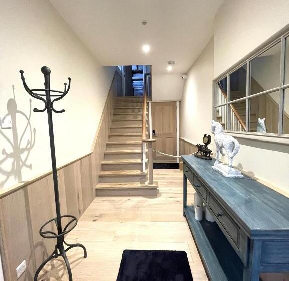 Moulton Lawn House B&b