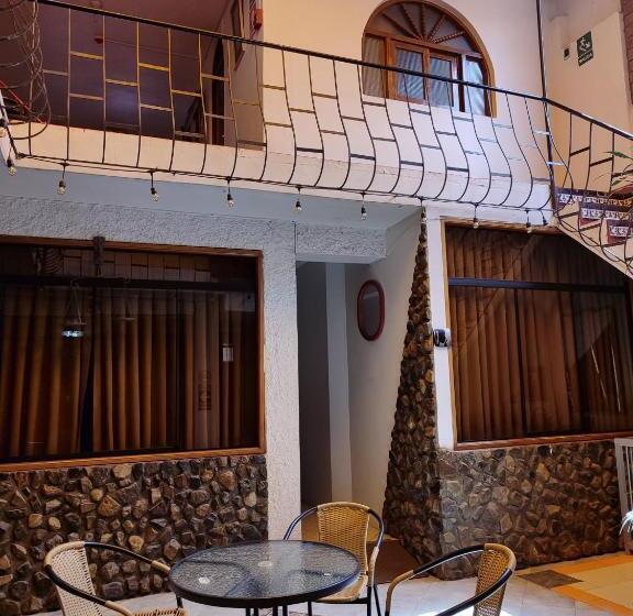 تختخواب و صبحانه Andean Hostel