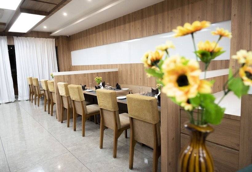 فندق Raaj Svastik Inn