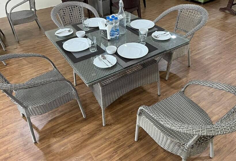 Отель The Ashoka Inn 300mts Walkable From Mall Road