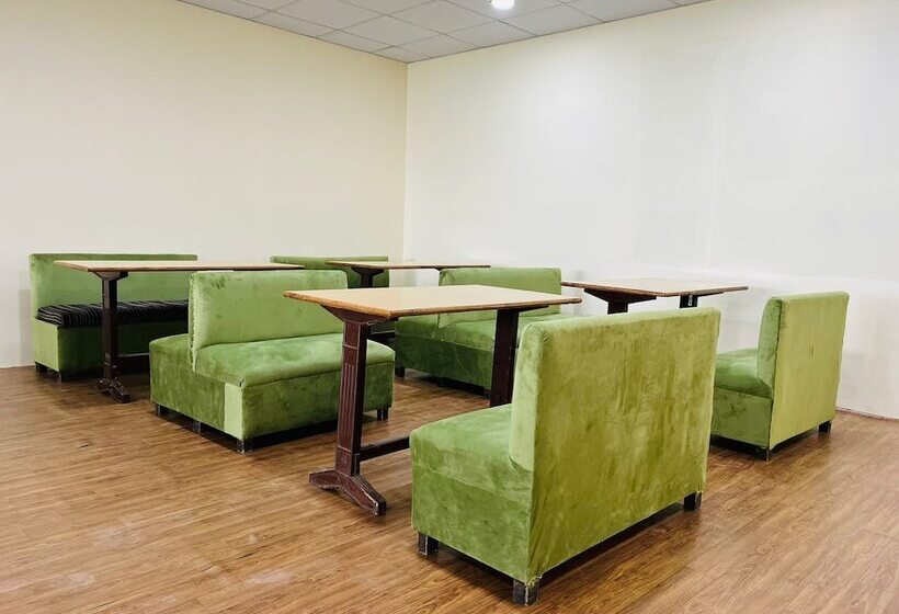 Отель The Ashoka Inn 300mts Walkable From Mall Road