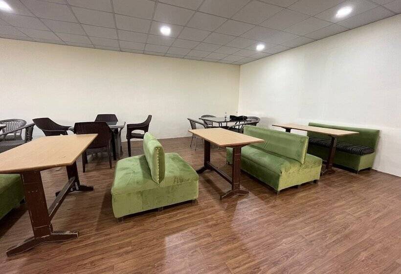 Отель The Ashoka Inn 300mts Walkable From Mall Road