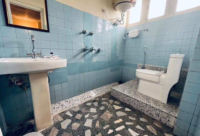 Отель The Ashoka Inn 300mts Walkable From Mall Road