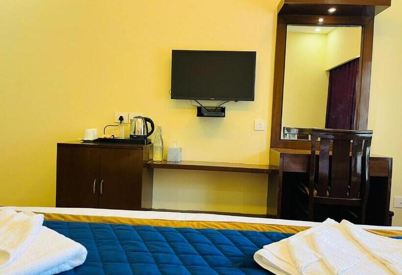 Отель The Ashoka Inn 300mts Walkable From Mall Road