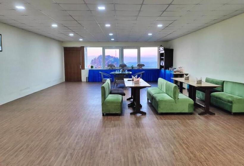 Отель The Ashoka Inn 300mts Walkable From Mall Road