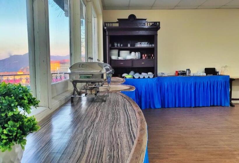 Отель The Ashoka Inn 300mts Walkable From Mall Road