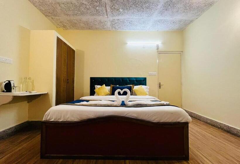 Отель The Ashoka Inn 300mts Walkable From Mall Road