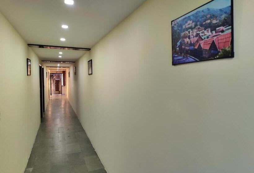 Отель The Ashoka Inn 300mts Walkable From Mall Road