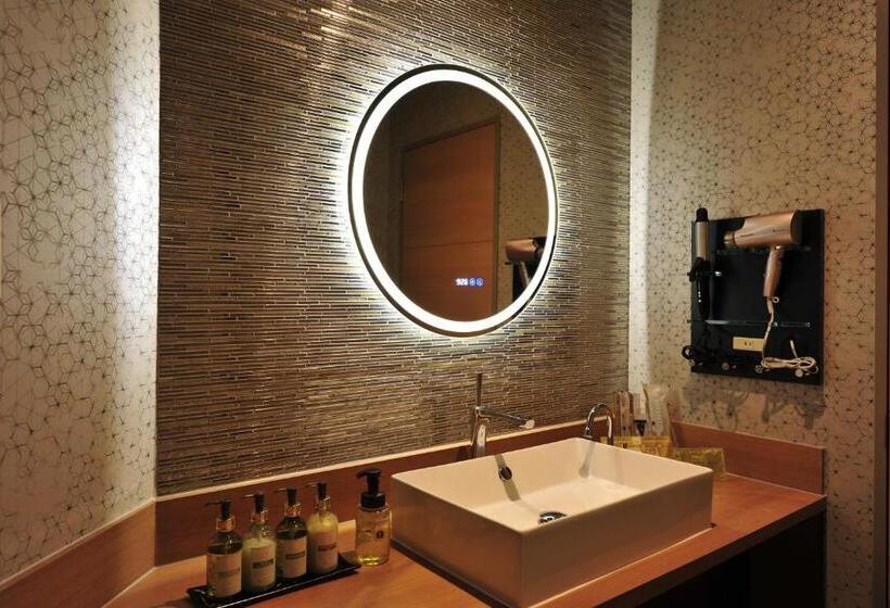 Отель The Queen