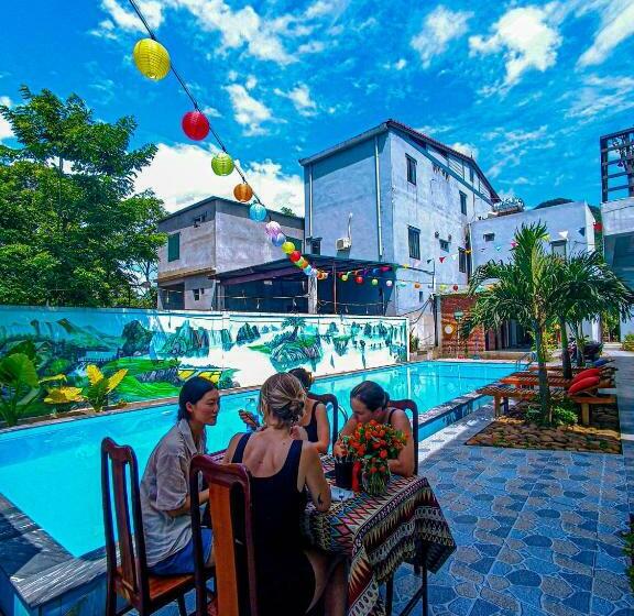 هاستل Yolo Pool Bar Villas