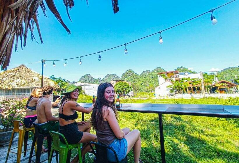 هاستل Yolo Pool Bar Villas