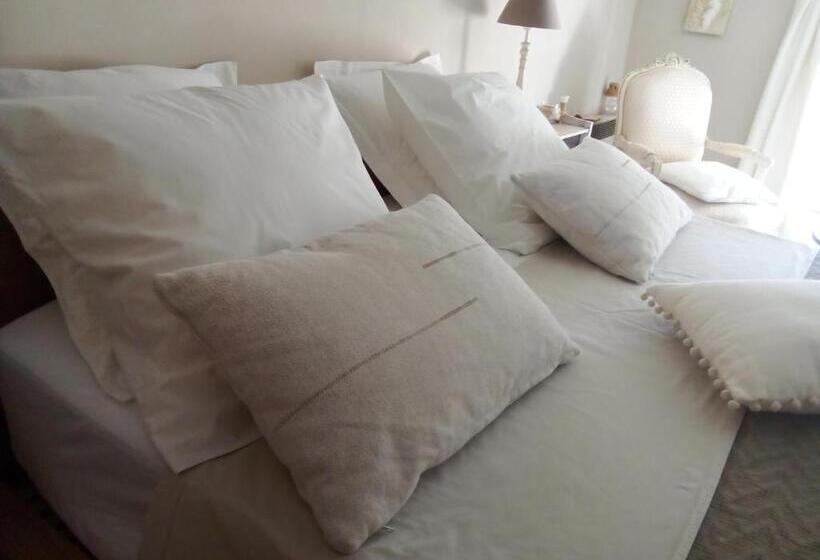 تختخواب و صبحانه La Maison Perchee