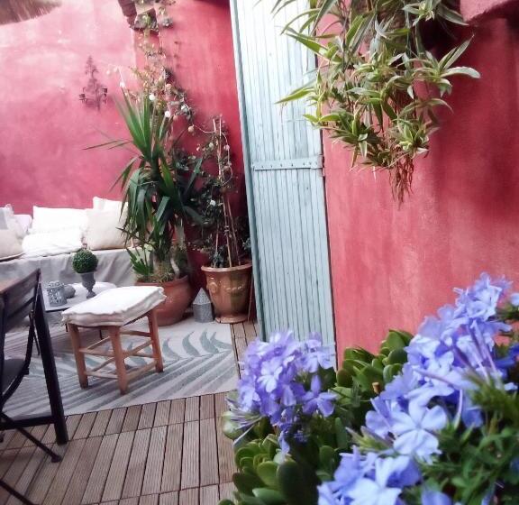 تختخواب و صبحانه La Maison Perchee