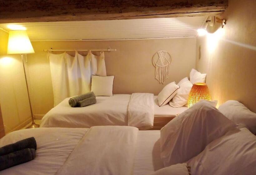 تختخواب و صبحانه La Maison Perchee