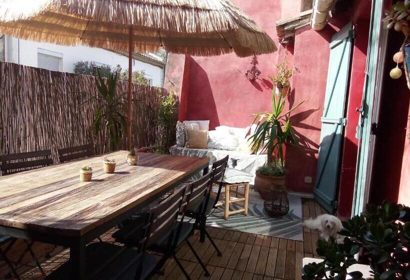 تختخواب و صبحانه La Maison Perchee