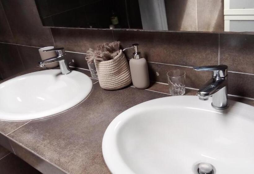 تختخواب و صبحانه La Maison Perchee